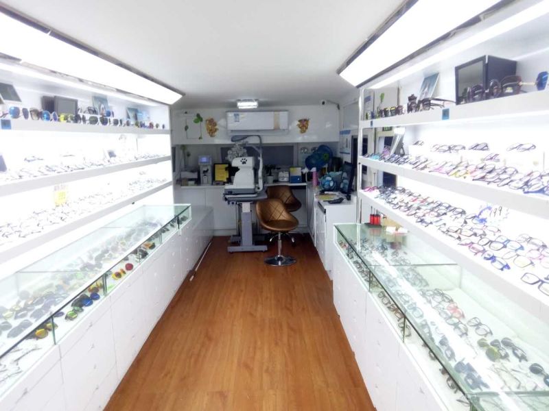 視力矯正相關(guān)服務(wù)與設(shè)備指南 移動(dòng)驗(yàn)光車、手術(shù)費(fèi)用及眼鏡銷售